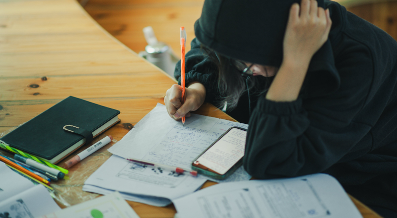 Uno studente universitario che studia in un locale a Torino