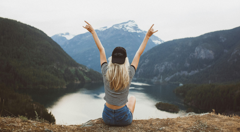 Una giovane studentessa freelance di Torino in montagna