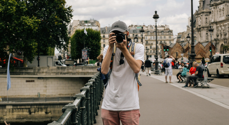 Un giovane studente che lavora come guida turistica nella Città di Torino mentre scatta una foto